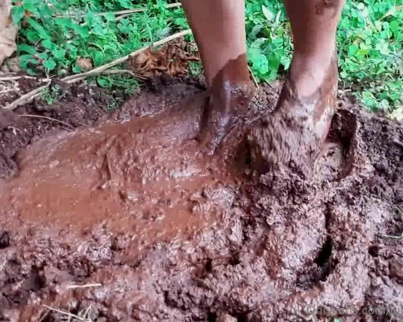 Lupitafootmodel aka lupitafootmodell Foot Fetish - 01-04-2024 OnlyFans Video - Black Mules Mud