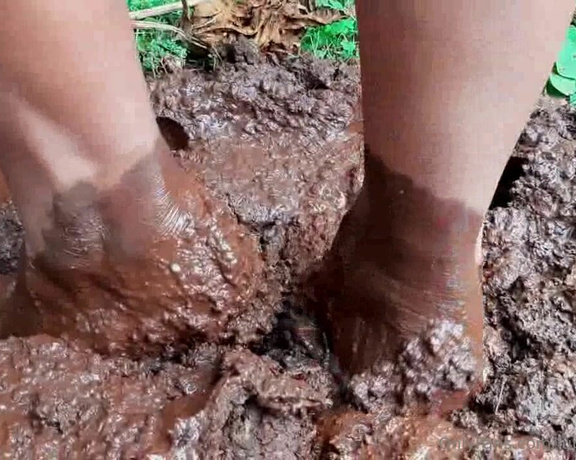 Lupitafootmodel aka lupitafootmodell Foot Fetish - 01-04-2024 OnlyFans Video - Black Mules Mud