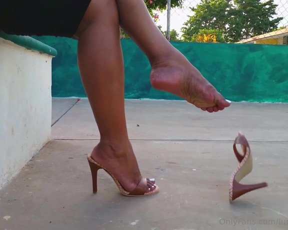 Lupitafootmodel aka lupitafootmodell Foot Fetish - 11-22-2023 OnlyFans Video - Que sexys se ven estas mules  Te gustan