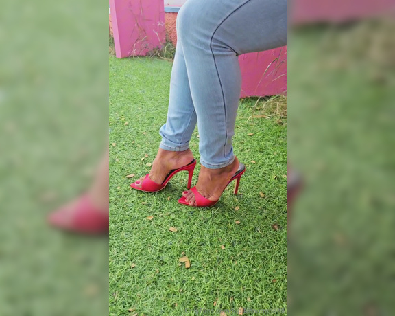 Lupitafootmodel aka lupitafootmodell Foot Fetish - 01-12-2024 OnlyFans Video - Mis Mules Rojos Le Petit