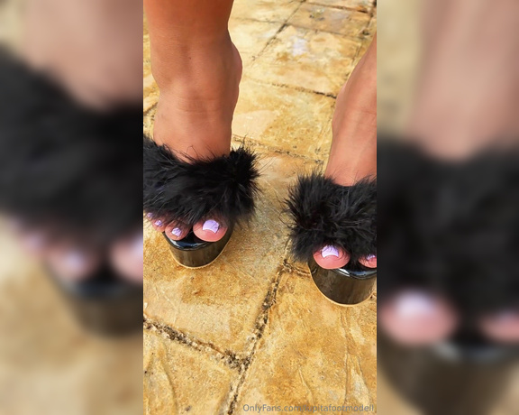 Lupitafootmodel aka lupitafootmodell Foot Fetish - 10-31-2024 OnlyFans Video - Lindas cuñas Negras con plumas