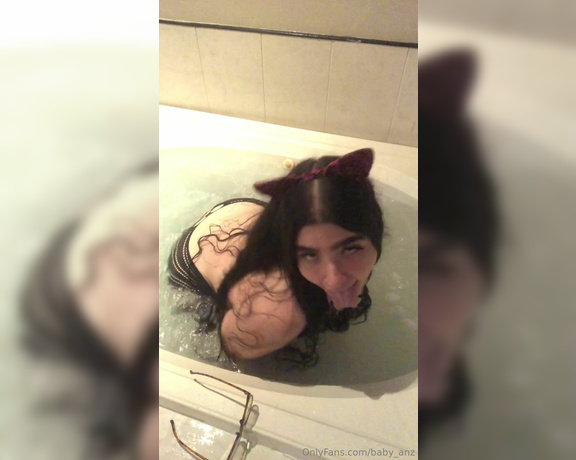 Babyanz aka baby_anz Findom - 01-23-2024 OnlyFans Video - Una gatita que le gusta bañarse