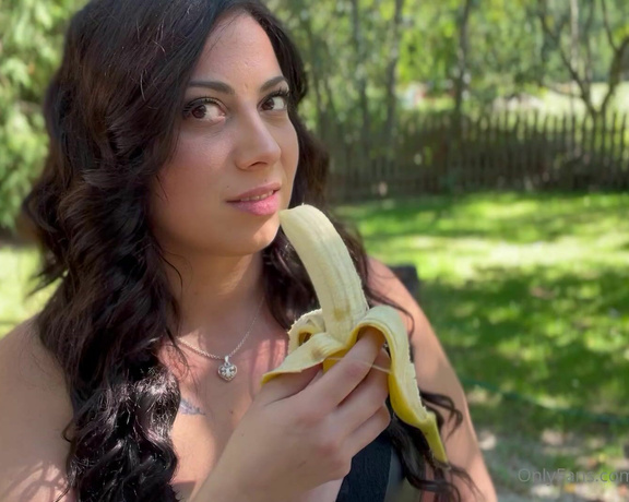 Jjessicaofficial aka jjessicaofficial Findom - 09-27-2022 OnlyFans Video - I just love sucking BANANAS