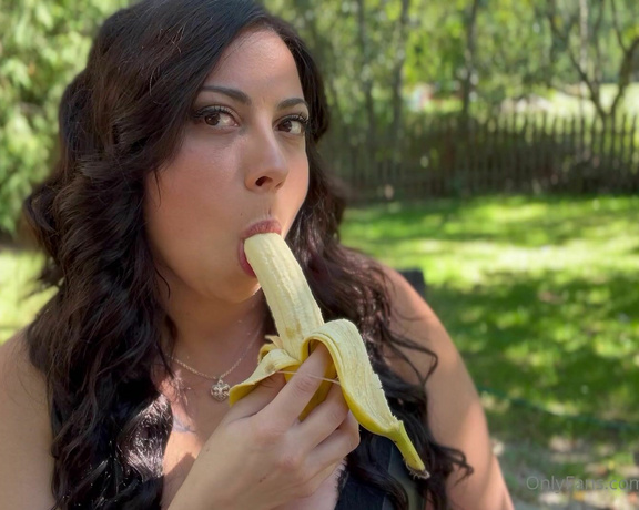 Jjessicaofficial aka jjessicaofficial Findom - 09-27-2022 OnlyFans Video - I just love sucking BANANAS