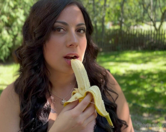 Jjessicaofficial aka jjessicaofficial Findom - 09-27-2022 OnlyFans Video - I just love sucking BANANAS