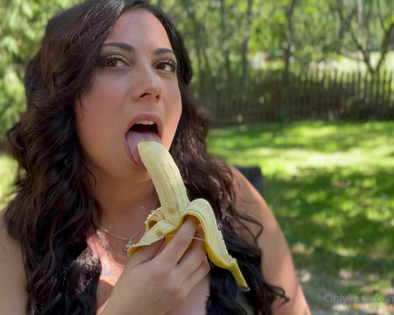 Jjessicaofficial aka jjessicaofficial Findom - 09-27-2022 OnlyFans Video - I just love sucking BANANAS