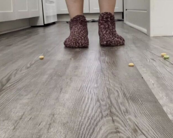 Ivy’s Feet aka footivy Foot Fetish - 05-25-2022 OnlyFans Video - Cereal crush in my fuzzy socks