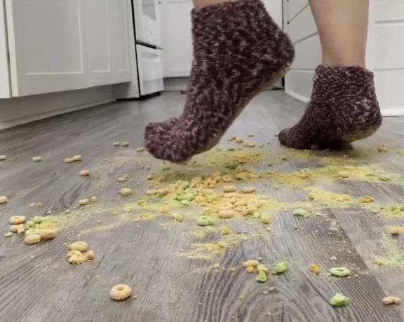 Ivy’s Feet aka footivy Foot Fetish - 05-25-2022 OnlyFans Video - Cereal crush in my fuzzy socks