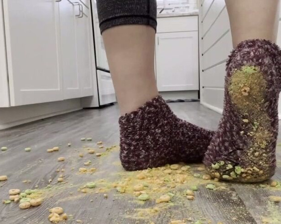 Ivy’s Feet aka footivy Foot Fetish - 05-25-2022 OnlyFans Video - Cereal crush in my fuzzy socks