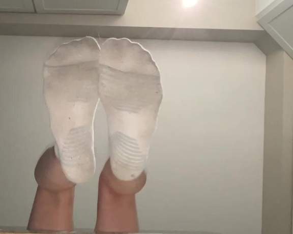 Ivy’s Feet aka footivy Foot Fetish - 06-09-2022 OnlyFans Video - Good morning from my sweaty socks