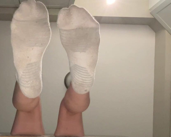 Ivy’s Feet aka footivy Foot Fetish - 06-09-2022 OnlyFans Video - Good morning from my sweaty socks