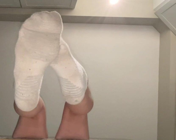 Ivy’s Feet aka footivy Foot Fetish - 06-09-2022 OnlyFans Video - Good morning from my sweaty socks