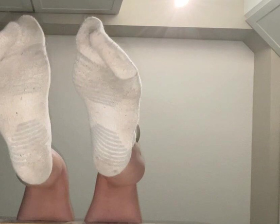 Ivy’s Feet aka footivy Foot Fetish - 06-09-2022 OnlyFans Video - Good morning from my sweaty socks