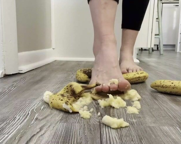 Ivy’s Feet aka footivy Foot Fetish - 05-25-2022 OnlyFans Video - Banana split