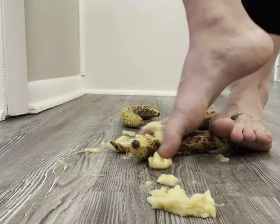 Ivy’s Feet aka footivy Foot Fetish - 05-25-2022 OnlyFans Video - Banana split