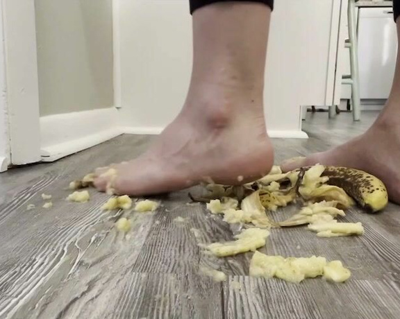 Ivy’s Feet aka footivy Foot Fetish - 05-25-2022 OnlyFans Video - Banana split