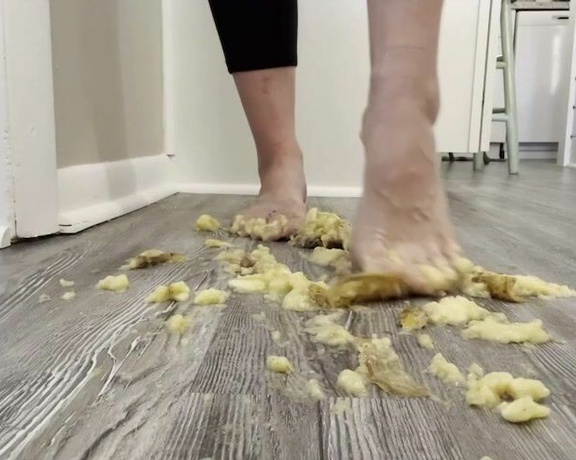 Ivy’s Feet aka footivy Foot Fetish - 05-25-2022 OnlyFans Video - Banana split