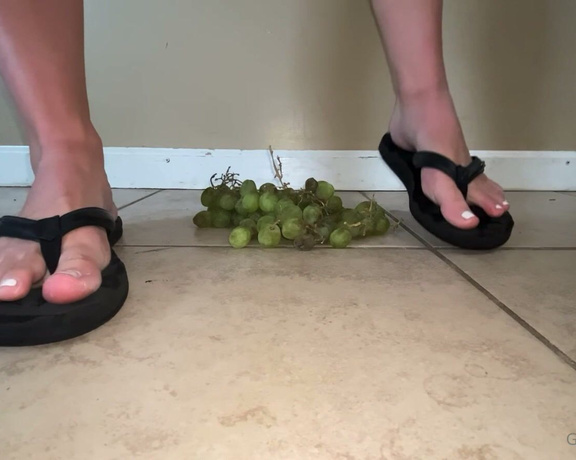 Ivy’s Feet aka footivy Foot Fetish - 06-04-2022 OnlyFans Video - Grape crush with flip flops