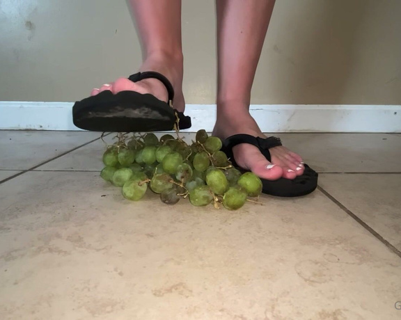 Ivy’s Feet aka footivy Foot Fetish - 06-04-2022 OnlyFans Video - Grape crush with flip flops