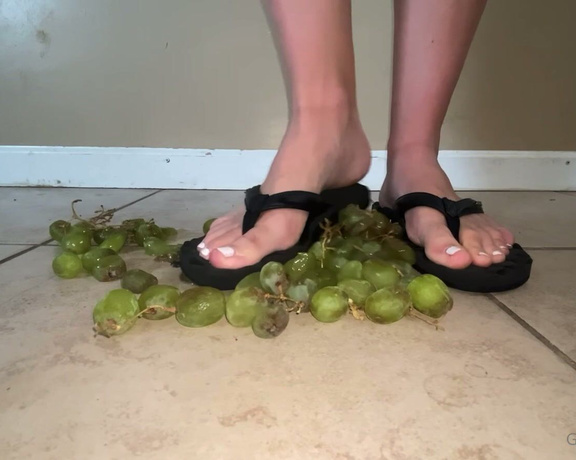 Ivy’s Feet aka footivy Foot Fetish - 06-04-2022 OnlyFans Video - Grape crush with flip flops