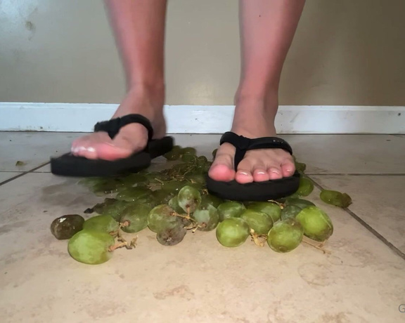 Ivy’s Feet aka footivy Foot Fetish - 06-04-2022 OnlyFans Video - Grape crush with flip flops