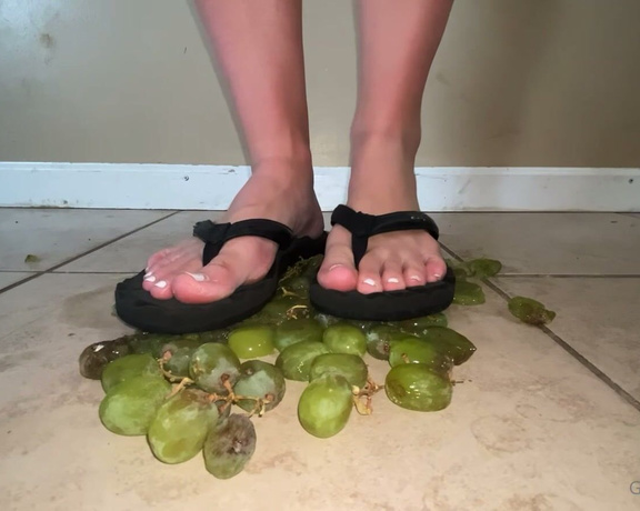 Ivy’s Feet aka footivy Foot Fetish - 06-04-2022 OnlyFans Video - Grape crush with flip flops