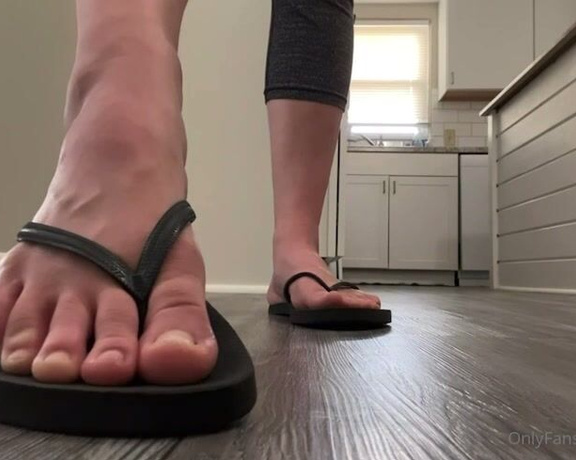 Ivy’s Feet aka footivy Foot Fetish - 06-25-2022 OnlyFans Video - Flip Flop Dangle Showing off my natural toe nails and feet in my black flip flops