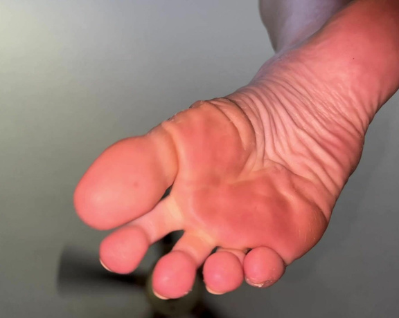 Ivy’s Feet aka footivy Foot Fetish - 07-14-2022 OnlyFans Video - View from the floor