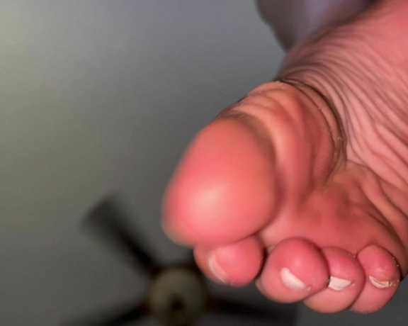 Ivy’s Feet aka footivy Foot Fetish - 07-14-2022 OnlyFans Video - View from the floor