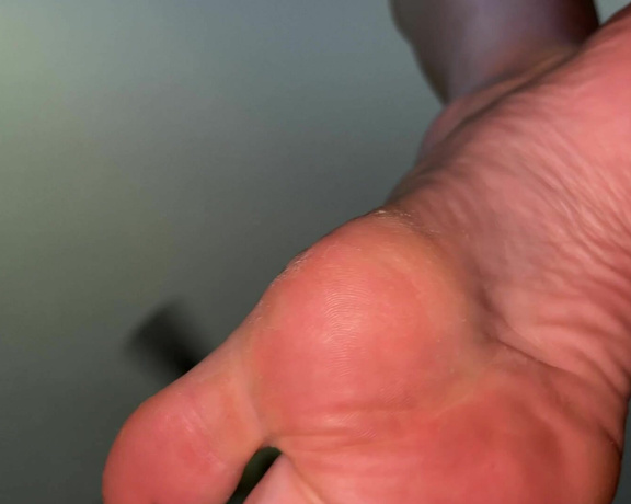 Ivy’s Feet aka footivy Foot Fetish - 07-14-2022 OnlyFans Video - View from the floor