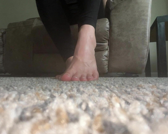 Ivy’s Feet aka footivy Foot Fetish - 07-14-2022 OnlyFans Video - This ones for the tinies