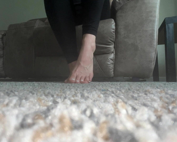 Ivy’s Feet aka footivy Foot Fetish - 07-14-2022 OnlyFans Video - This ones for the tinies