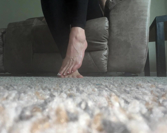 Ivy’s Feet aka footivy Foot Fetish - 07-14-2022 OnlyFans Video - This ones for the tinies