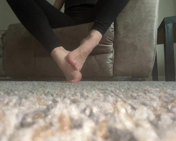 Ivy’s Feet aka footivy Foot Fetish - 07-14-2022 OnlyFans Video - This ones for the tinies