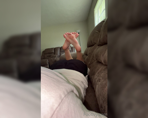 Ivy’s Feet aka footivy Foot Fetish - 07-20-2022 OnlyFans Video - sunshine and wrinkles