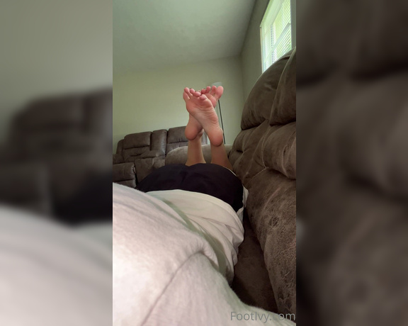 Ivy’s Feet aka footivy Foot Fetish - 07-20-2022 OnlyFans Video - sunshine and wrinkles