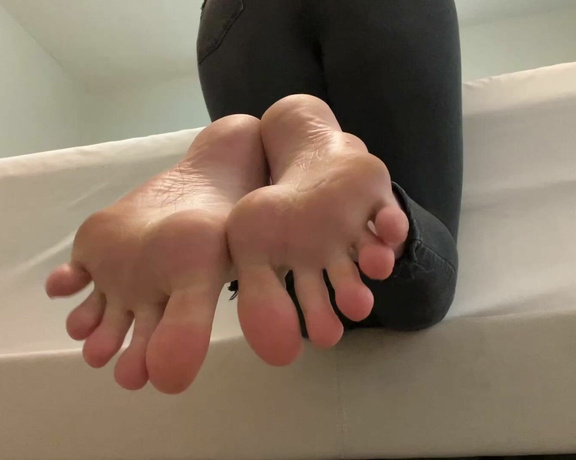 Ivy’s Feet aka footivy Foot Fetish - 07-21-2022 OnlyFans Video - Toes