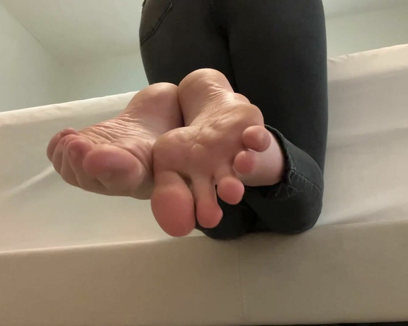 Ivy’s Feet aka footivy Foot Fetish - 07-21-2022 OnlyFans Video - Toes