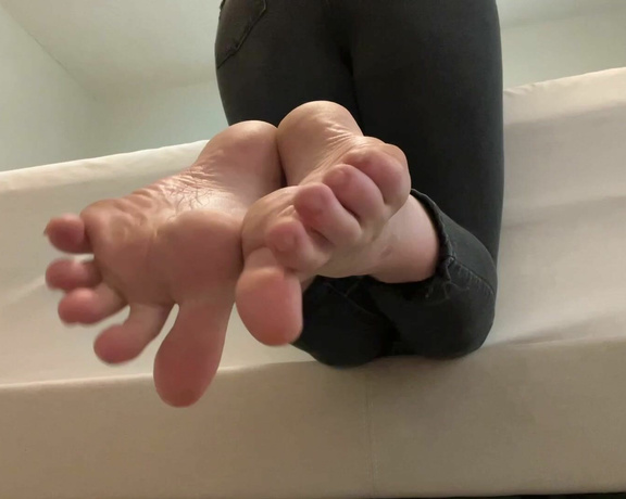 Ivy’s Feet aka footivy Foot Fetish - 07-21-2022 OnlyFans Video - Toes