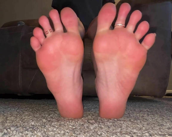 Ivy’s Feet aka footivy Foot Fetish - 07-27-2022 OnlyFans Video - Got some toe rings