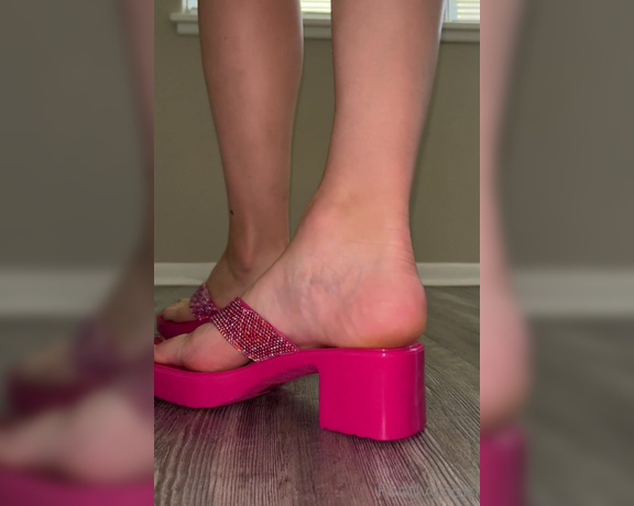 Ivy’s Feet aka footivy Foot Fetish - 07-19-2022 OnlyFans Video - Pretty flip flops  show_off and dangle