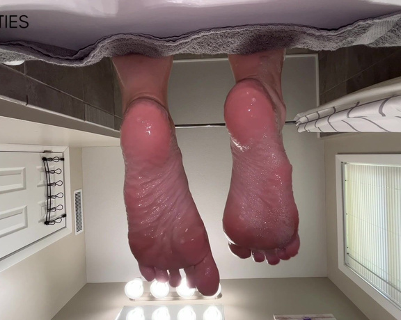 Ivy’s Feet aka footivy Foot Fetish - 08-22-2022 OnlyFans Video - Drip Dry Wet Feet POV Showing my sudsy, wet soles and then drip_drying them over you