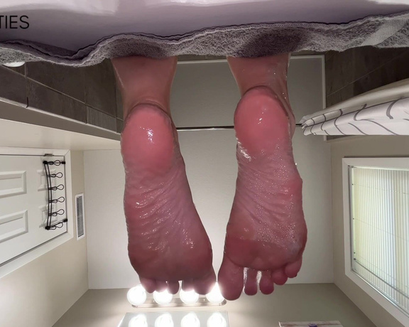 Ivy’s Feet aka footivy Foot Fetish - 08-22-2022 OnlyFans Video - Drip Dry Wet Feet POV Showing my sudsy, wet soles and then drip_drying them over you