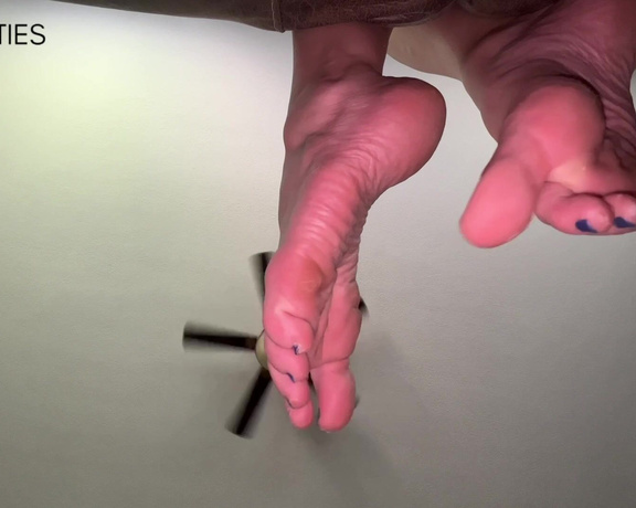 Ivy’s Feet aka footivy Foot Fetish - 08-22-2022 OnlyFans Video - Drip Dry Wet Feet POV Showing my sudsy, wet soles and then drip_drying them over you