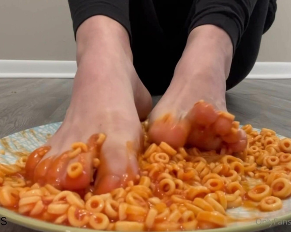 Ivy’s Feet aka footivy Foot Fetish - 09-01-2022 OnlyFans Video - Have you ever had Spaghetti_toes