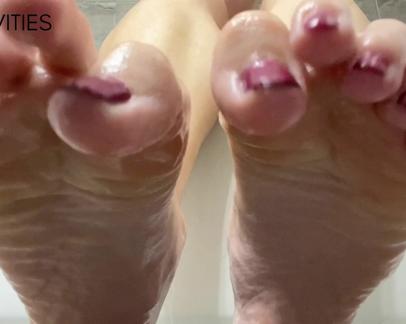 Ivy’s Feet aka footivy Foot Fetish - 09-30-2022 OnlyFans Video - Wet, Wrinkly Feet  Showing off my clean, exfoliated soles and toes Love how the wrinkles