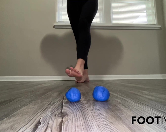 Ivy’s Feet aka footivy Foot Fetish - 10-10-2022 OnlyFans Video - Crushing blue balls