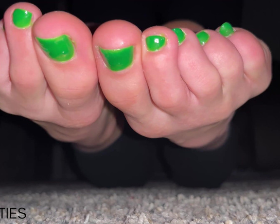 Ivy’s Feet aka footivy Foot Fetish - 12-27-2022 OnlyFans Video - A Tiny on my Toes Sole scrunching and toe teasing