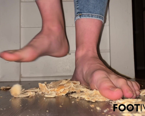 Ivy’s Feet aka footivy Foot Fetish - 10-28-2022 OnlyFans Video - Hot Dog Bun Smash soft crush with my bare feet Love the way these squish underneath