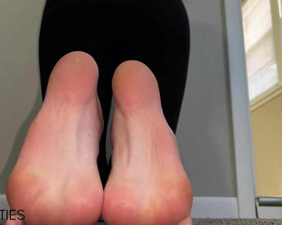 Ivy’s Feet aka footivy Foot Fetish - 12-03-2022 OnlyFans Video - Sexy Feet Workout _ stretching and strengthening my feet and toes